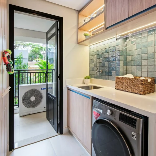 Quintal aberto e área de serviço separada da cozinha